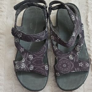 Comfort Women's Sandals in Black and Gray